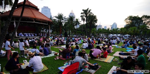 Симфонический Оркестр Бангкока выступает в парке Лумпини