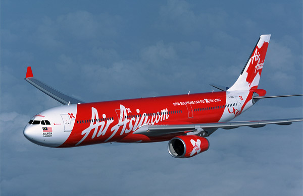 Красный самолет компании AirAsia